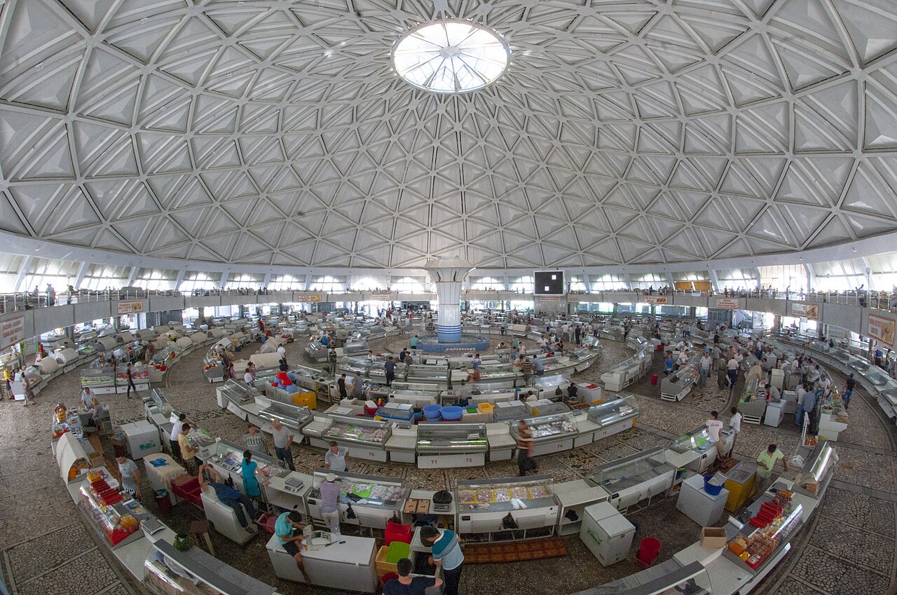 Daily life at Chorsu Bazaar in Tashkent